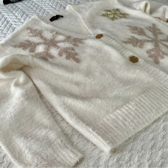 33 Degrees Cozy Coquette Snowflake Cardigan White Gold Glitter Button Medium - Picture 10 of 16